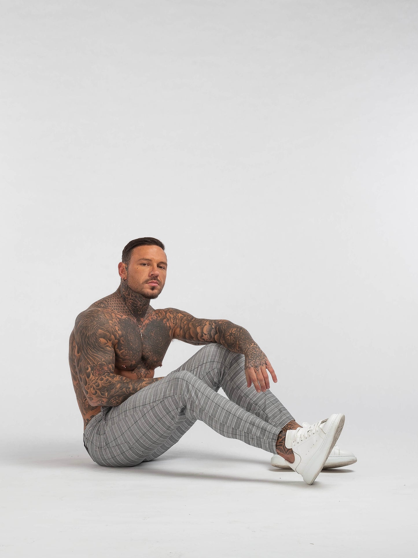 Stylish Michèllo jeans trousers and shorts in various sizes, colors, and styles for men, including class, ripped designs, and summer shorts.