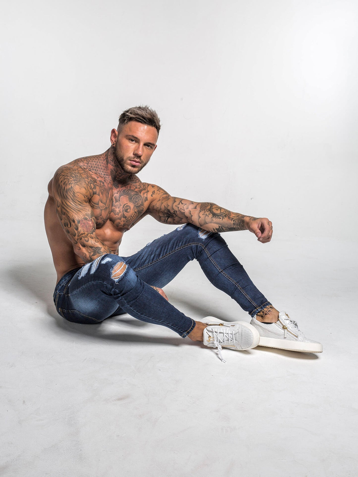 Stylish Michèllo jeans trousers and shorts in various sizes, colors, and styles for men, including class, ripped designs, and summer shorts.