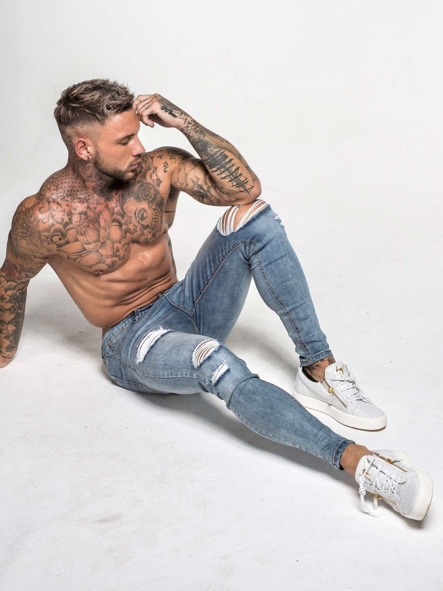 Stylish Michèllo jeans trousers and shorts in various sizes, colors, and styles for men, including class, ripped designs, and summer shorts.