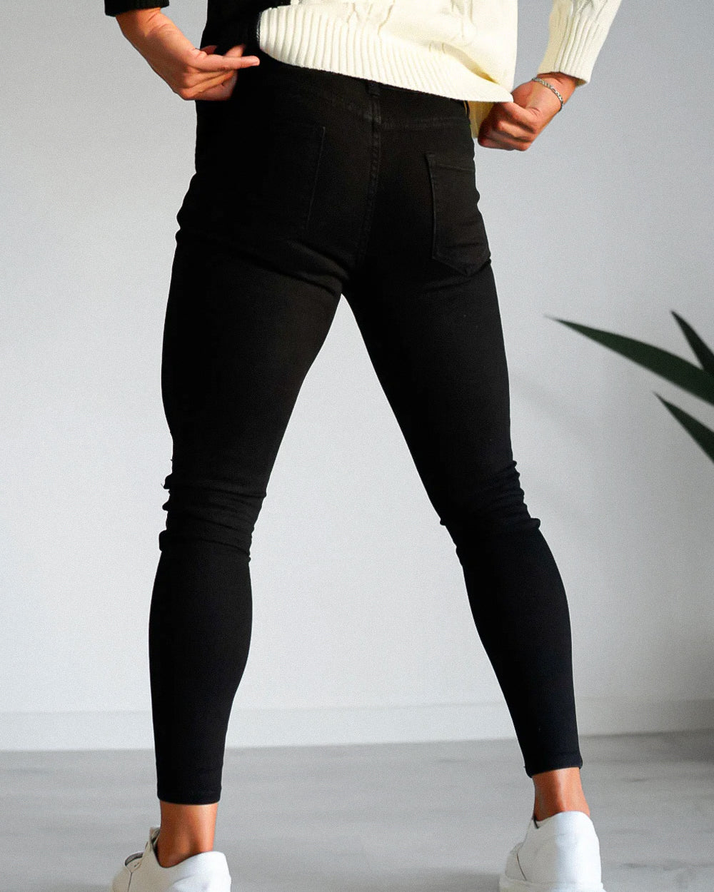 The Antonio Ripped Knee Jeans - Black