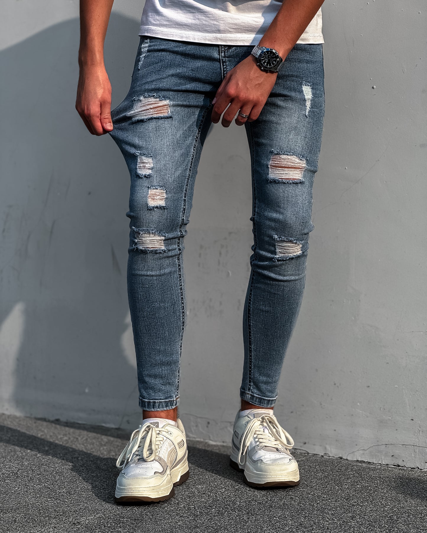 THE VITTORIO RIPPED JEANS - LIGHT BLUE