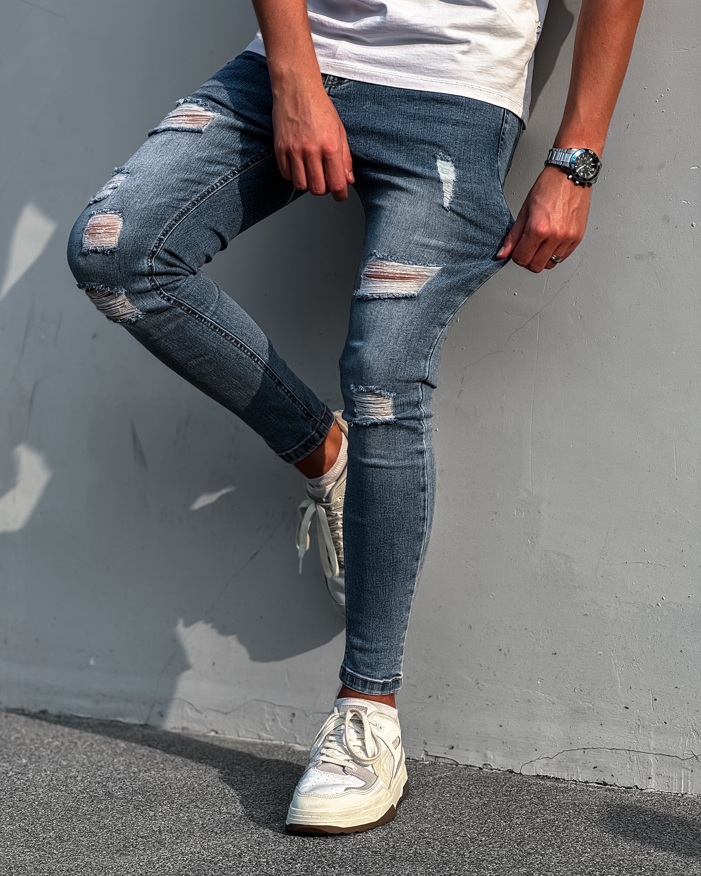 THE VITTORIO RIPPED JEANS - LIGHT BLUE